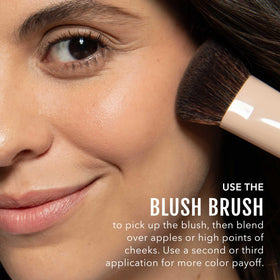 No Makeup Makeup Foundation Brush ergonomic 5-inch design aids precise application and control.
