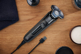 Norelco Shaver 7600 lithium battery offers long runtime between charges.