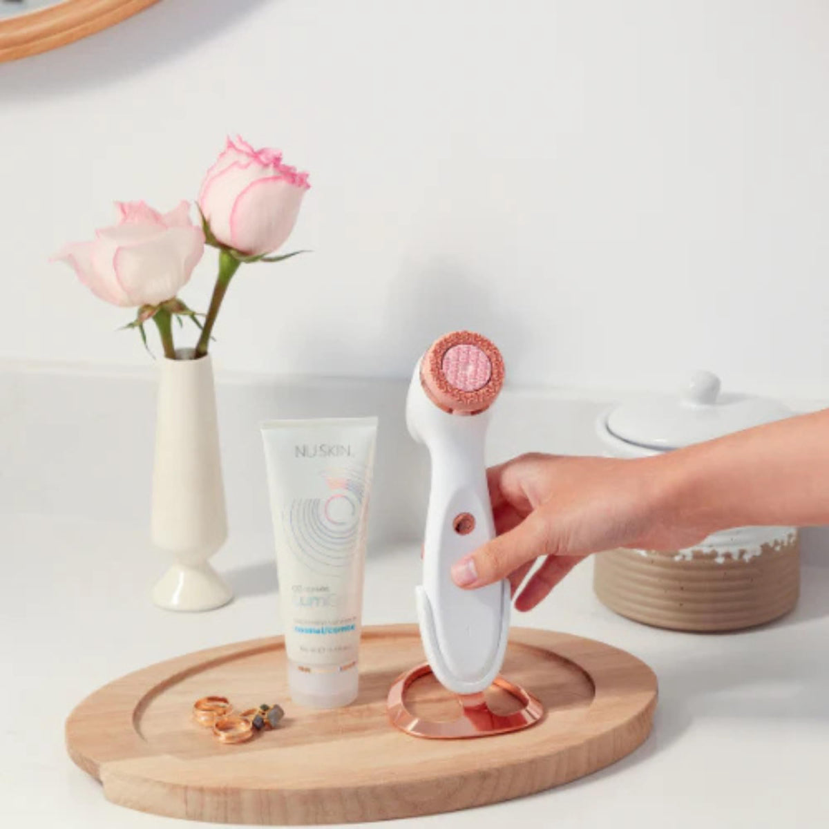 Nu Skin LumiSpa iO Normal Rose Gold head, side view, ergonomic handling for comfort.