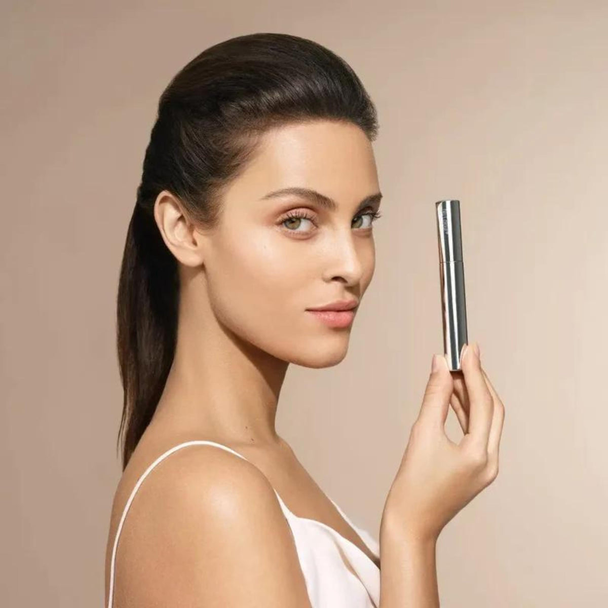 Daily wear ready mascara for natural to dramatic eyelash looks.