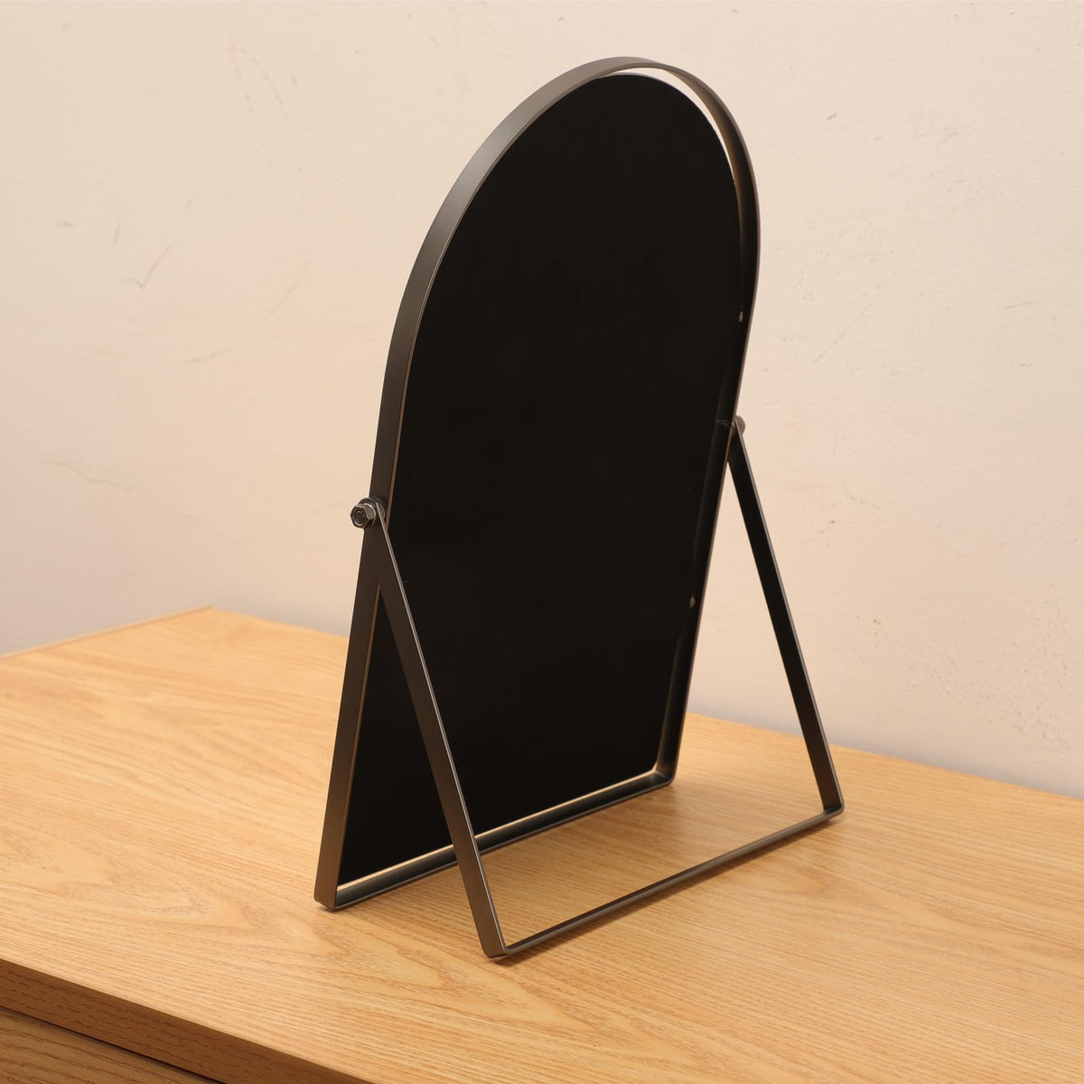 Numjeg portable tabletop mirror is lightweight and travel-friendly