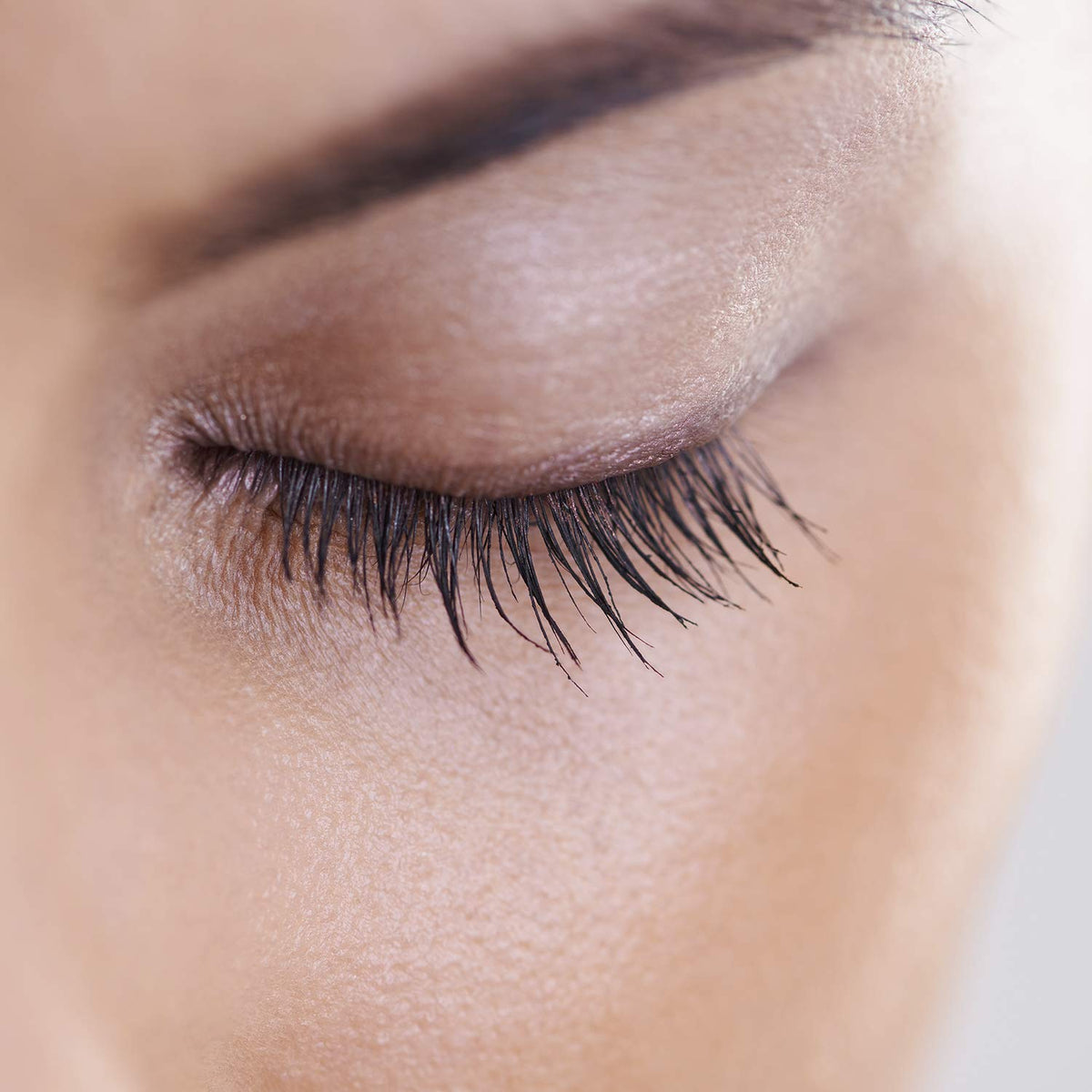 Nutra Luxe Md lash serum wand close-up for controlled use.