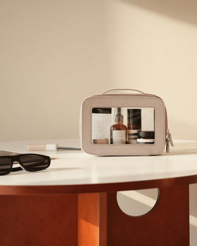 Oaque smooth zipper closure keeps contents secure during travel