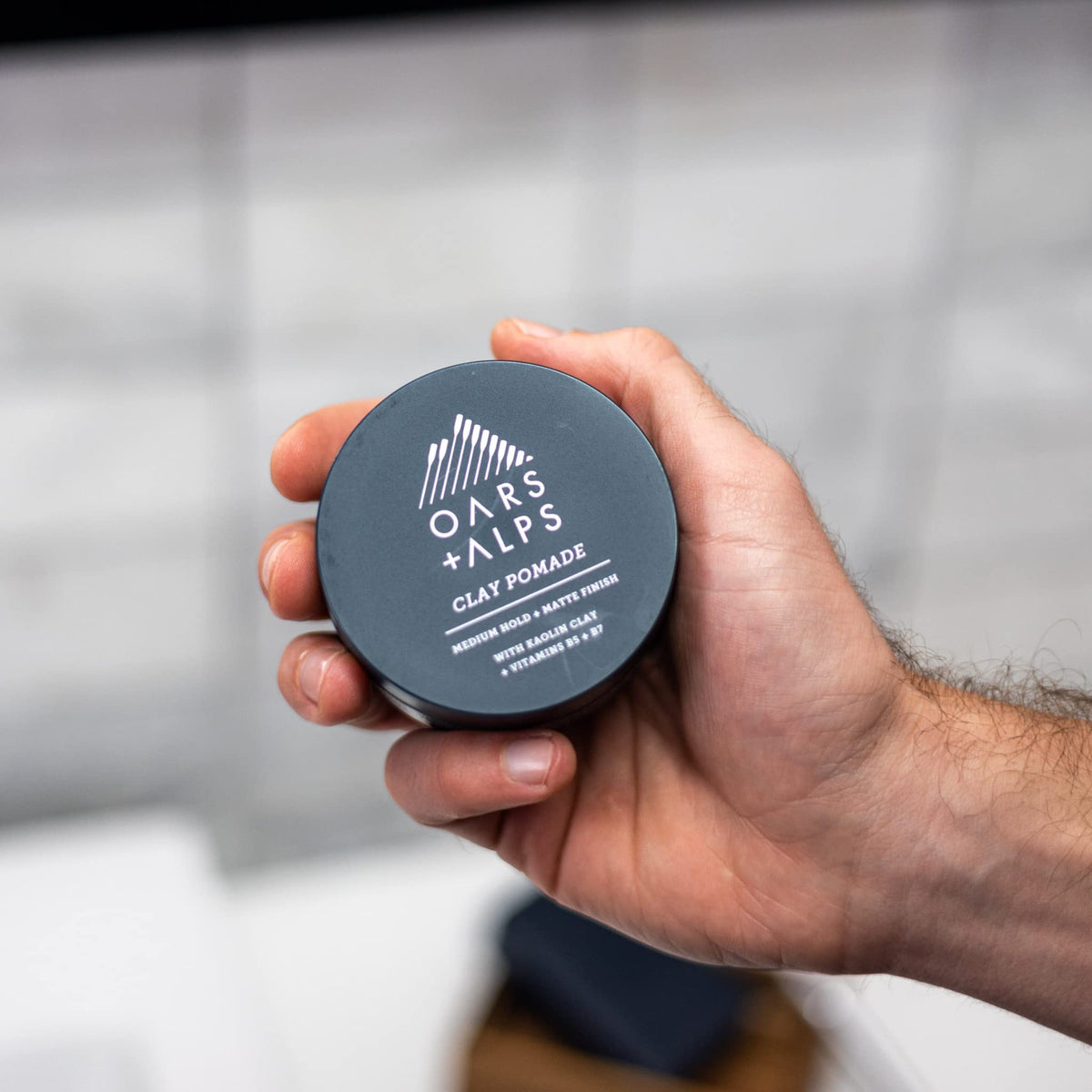 Oars + Alps jojoba castor oil bottle highlighting nourishing ingredients.