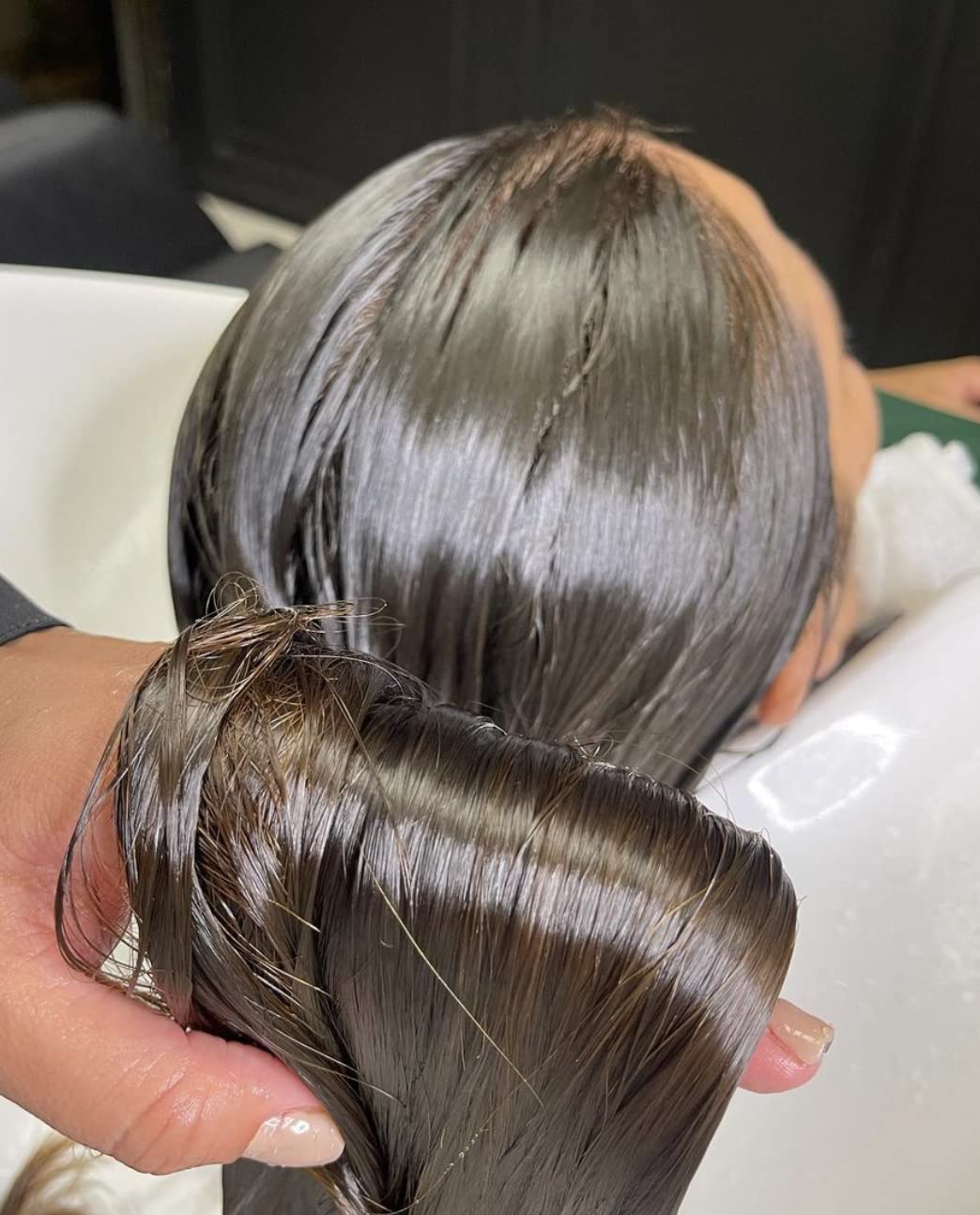 OGC Frizz-control straightening results help manage humidity for all hair types.