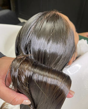 OGC Frizz-control straightening results help manage humidity for all hair types.