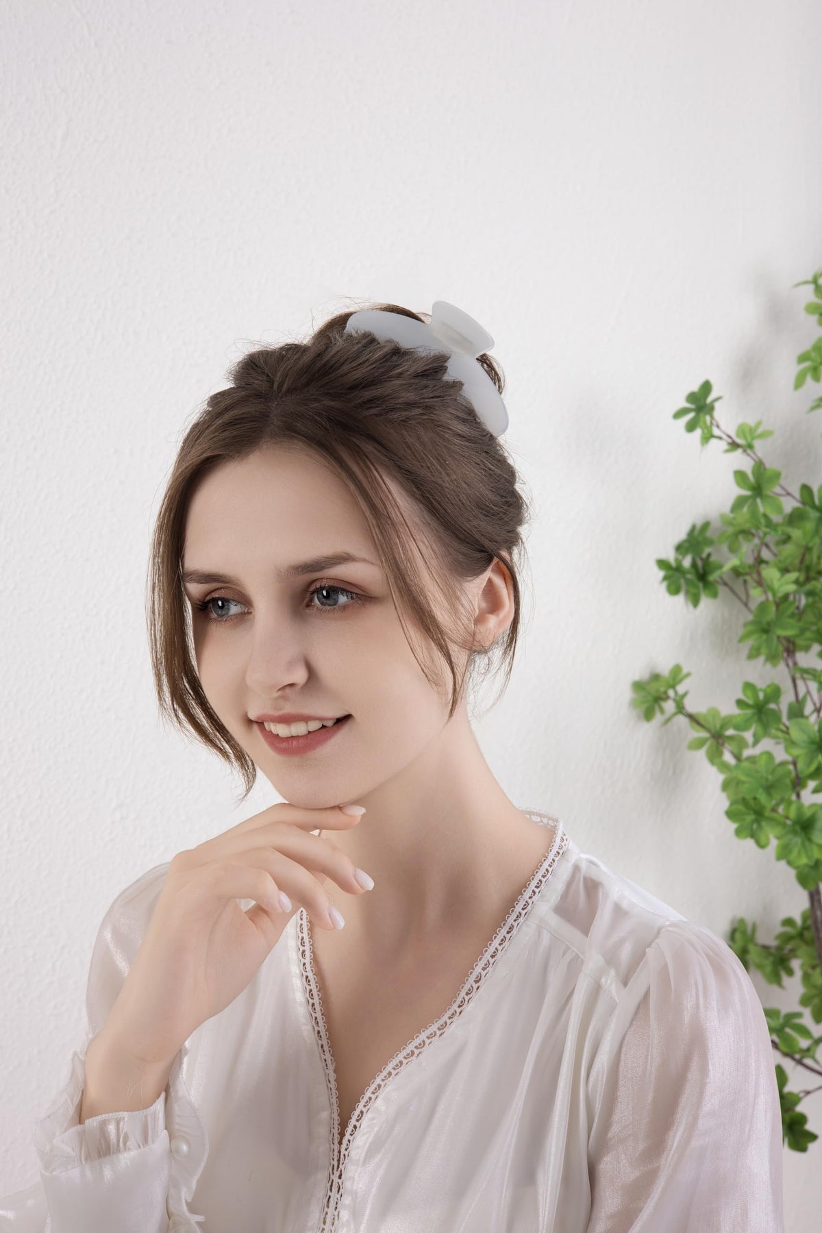 OideGuiing Pearl White acetate clip detail edge showing smooth finish and comfort