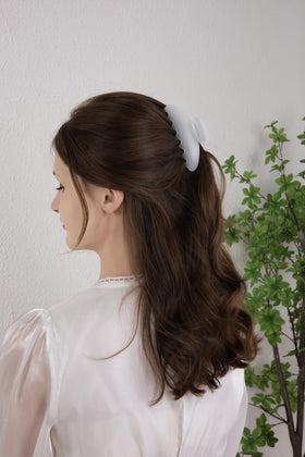 OideGuiing Pearl White claw clip on dry hair for everyday use