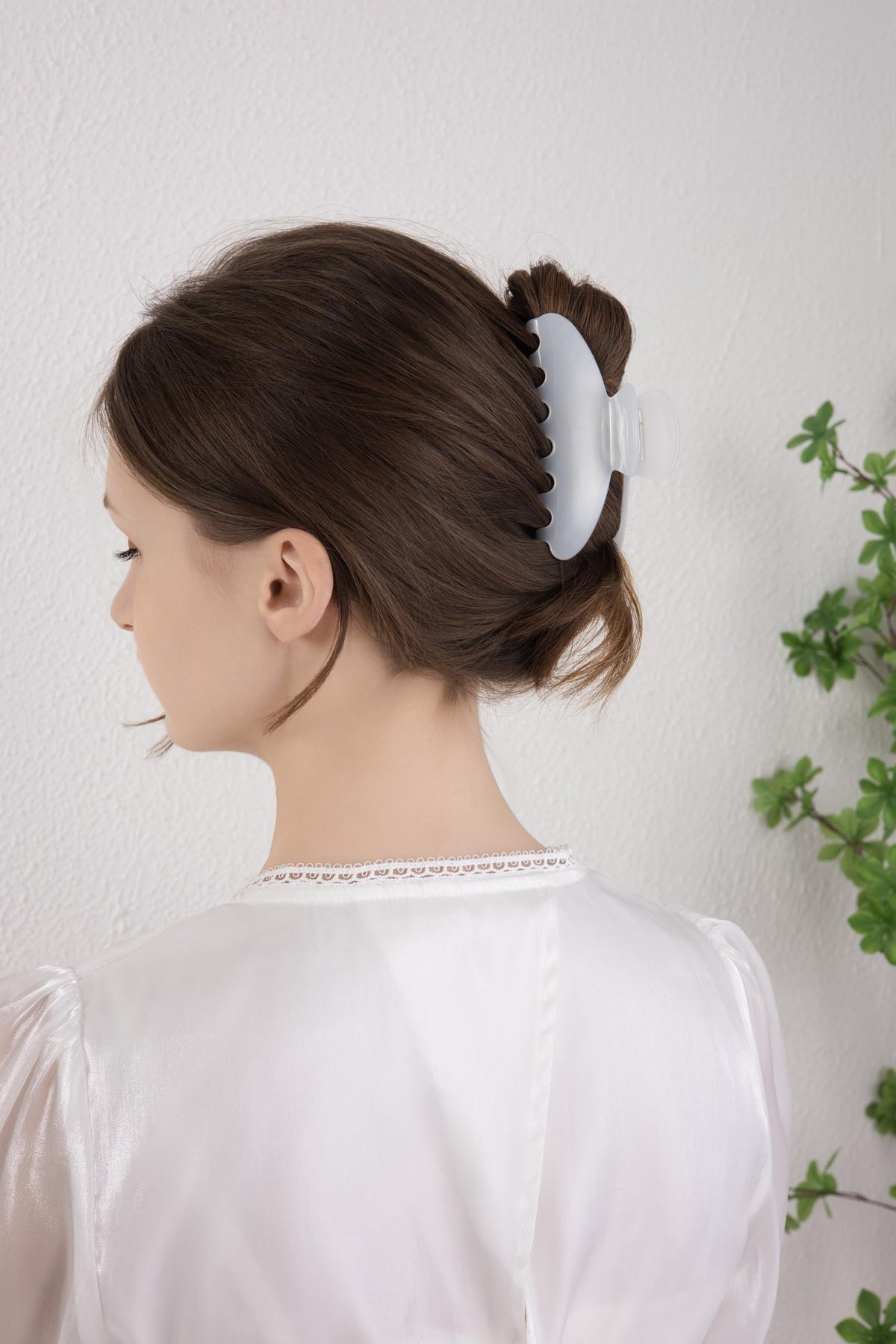 OideGuiing Pearl White fashion clip enhances everyday hairstyle