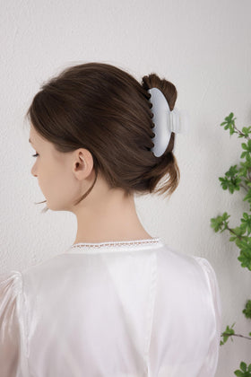OideGuiing Pearl White fashion clip enhances everyday hairstyle