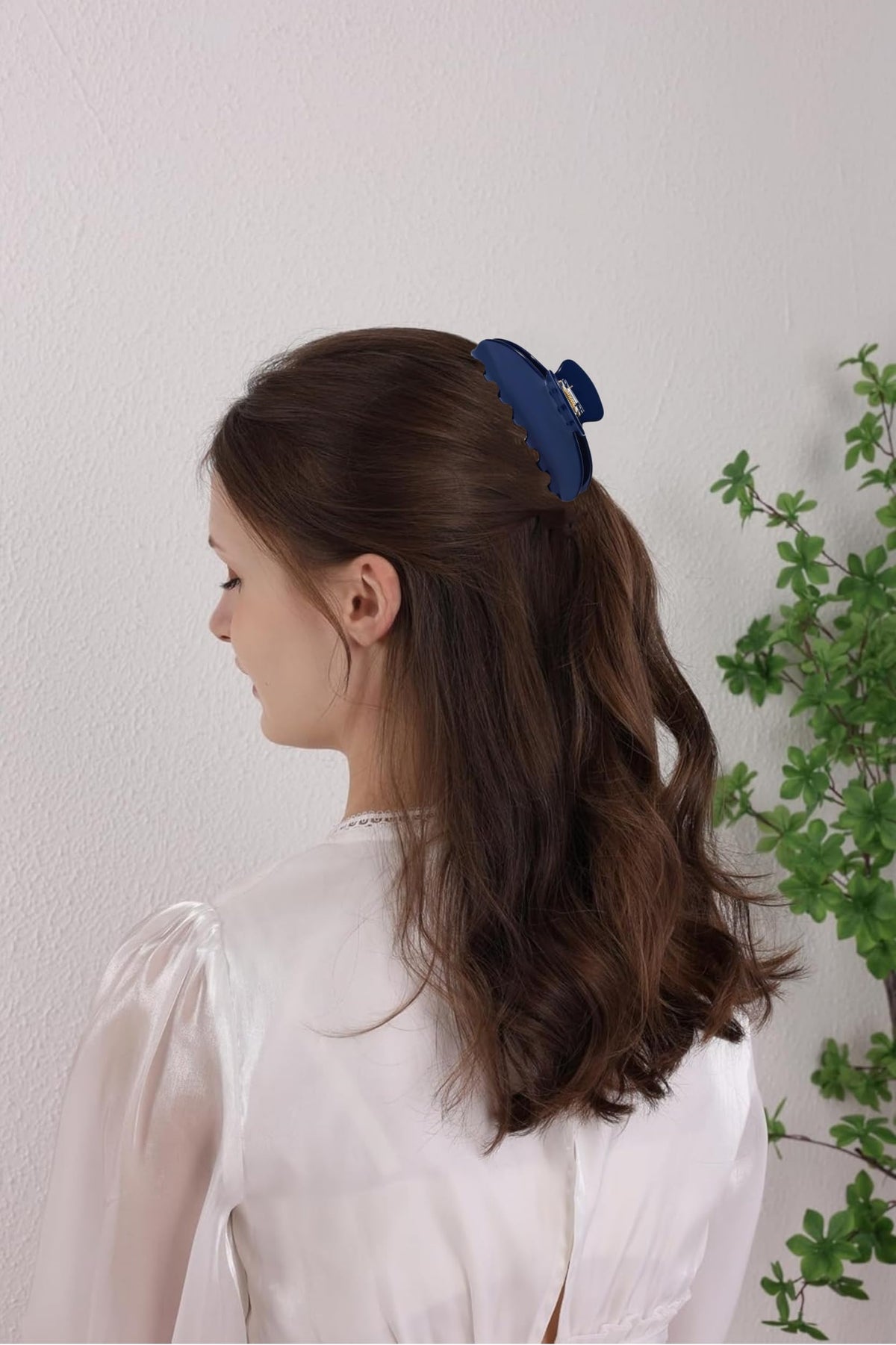 OideGuiing dark-blue clip enables quick updos with effortless style.
