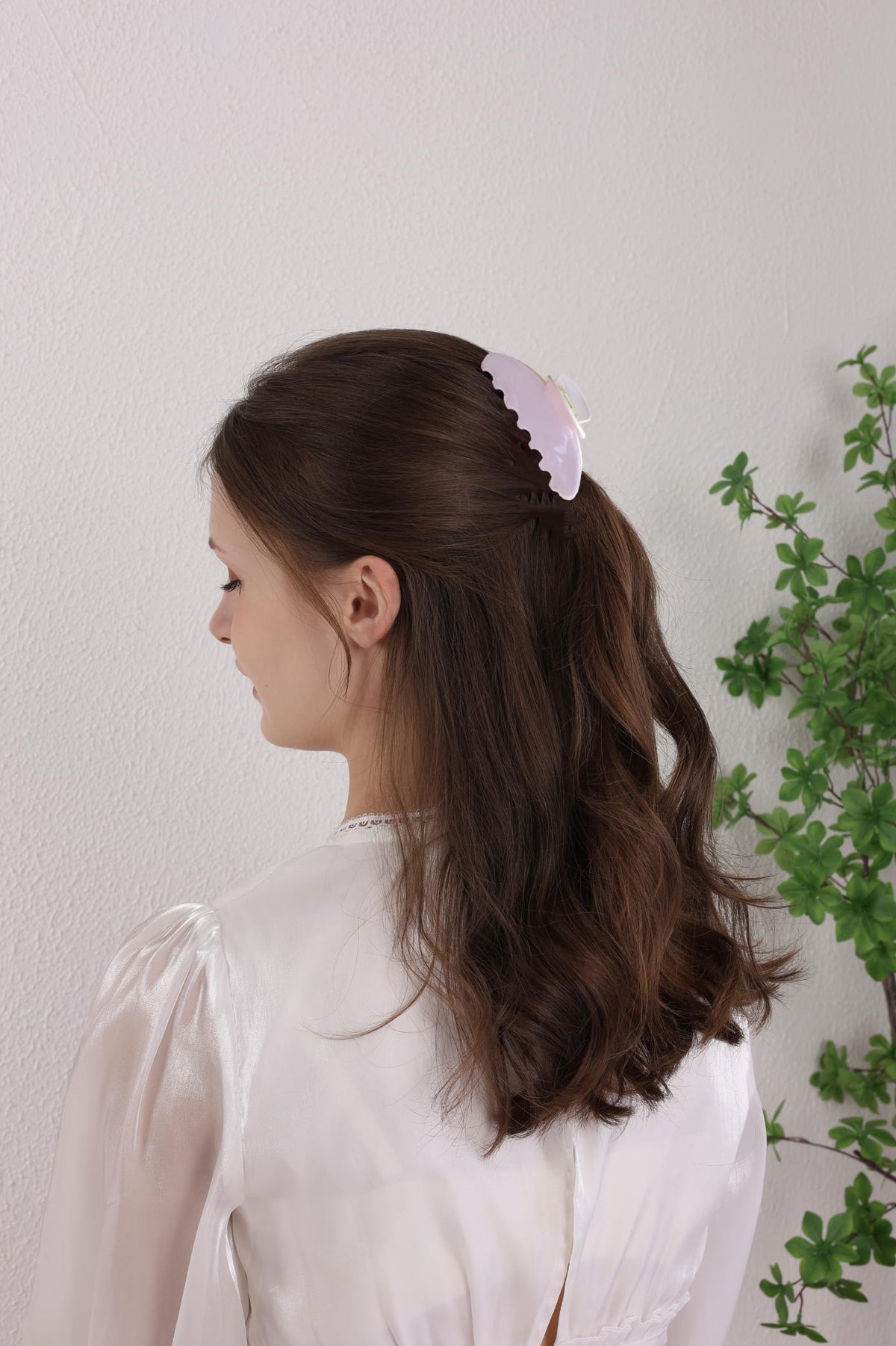 OideGuiing sequin powder clip styling for updos and loose looks.