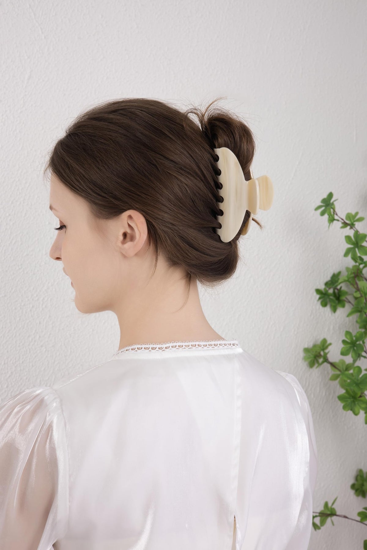 OideGuiing lightweight clip with smooth edges for all day wear