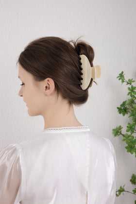 OideGuiing lightweight clip with smooth edges for all day wear