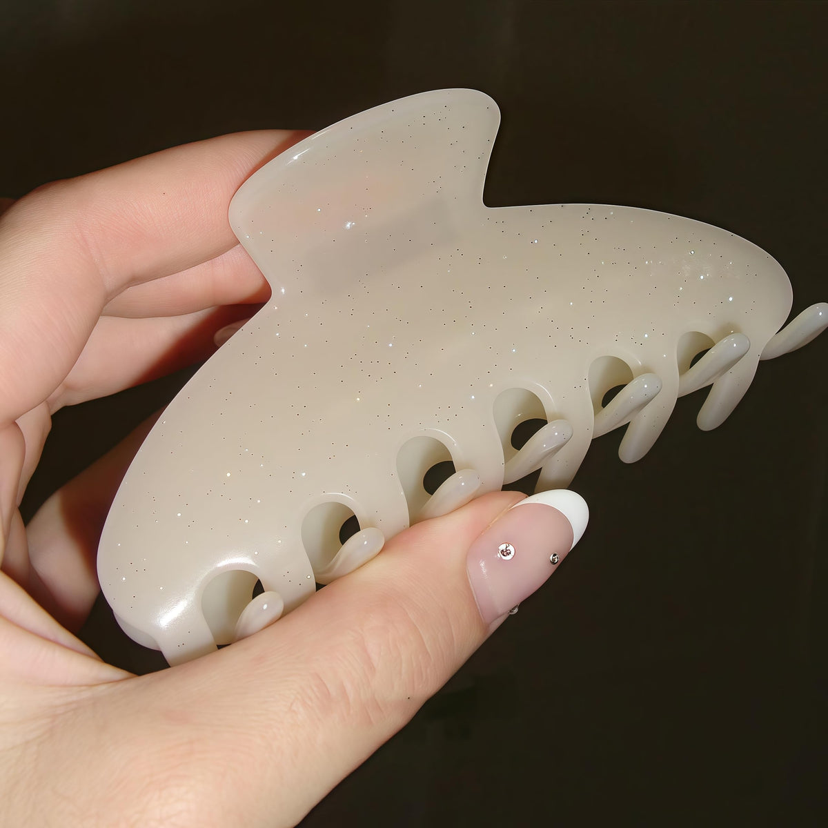 OideGuiing lightweight clip with smooth edges for all-day comfort.