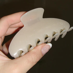 OideGuiing lightweight clip with smooth edges for all-day comfort.