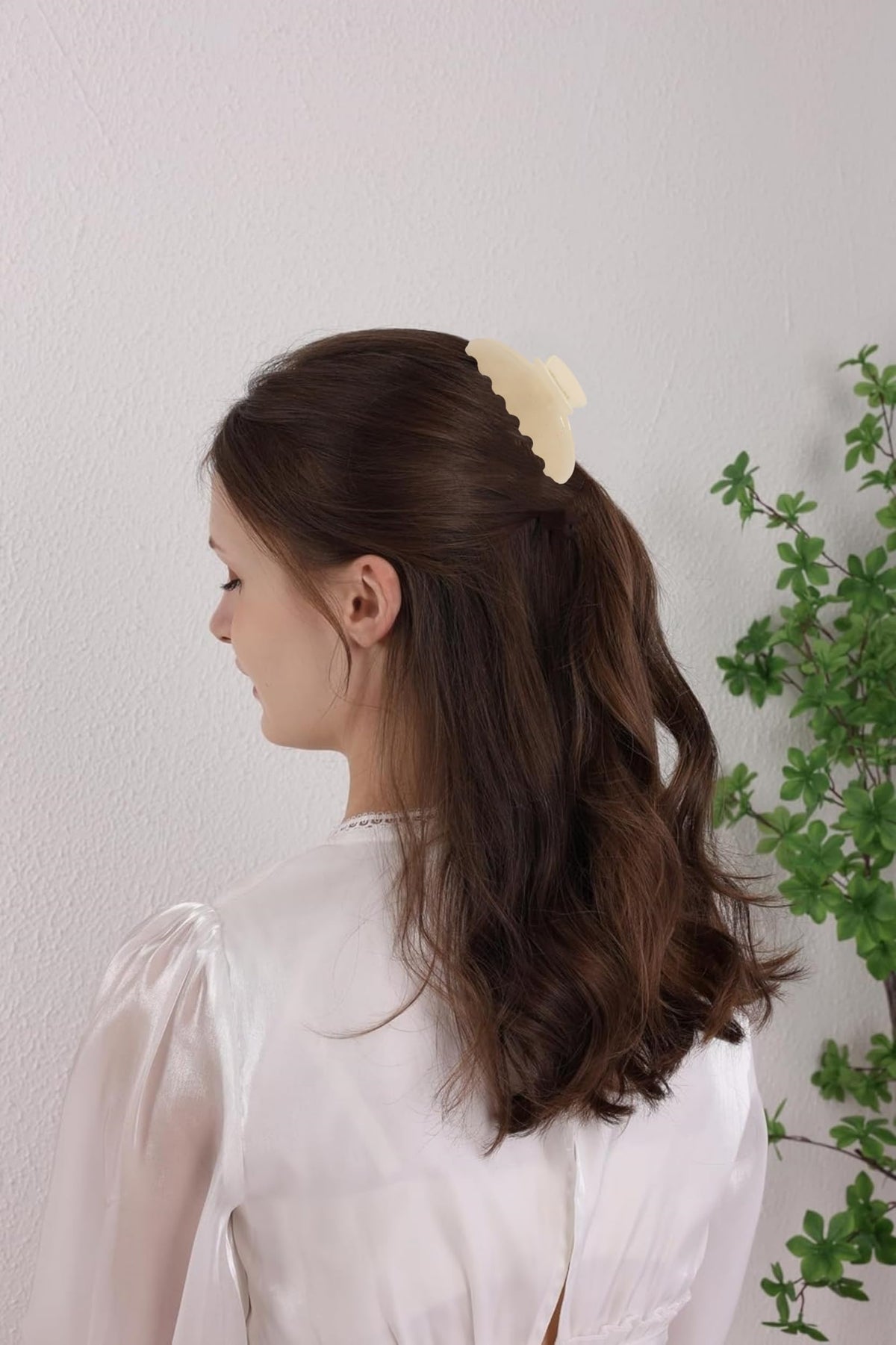 OideGuiing sequin yellow claw clip adds vibrant touch for any outfit.