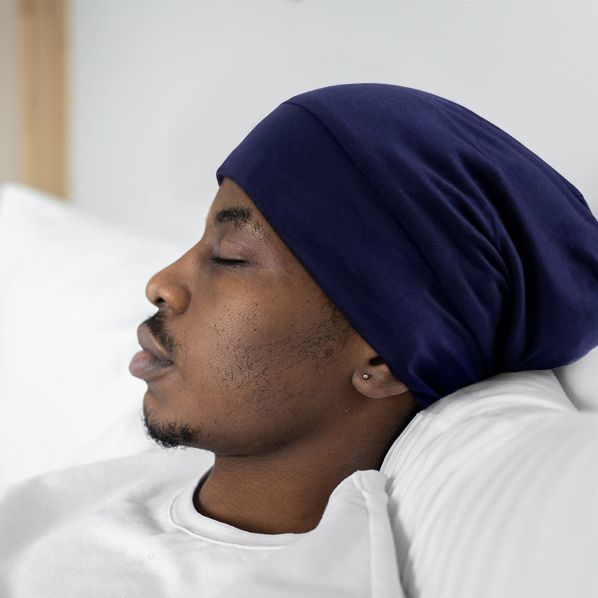 OLESILK Mulberry Silk Bonnet for Men – on-bed view showing stable, frizz-minimizing nighttime wear