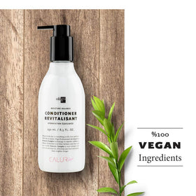 Pour action shows smooth flow for detangling on wet hair.