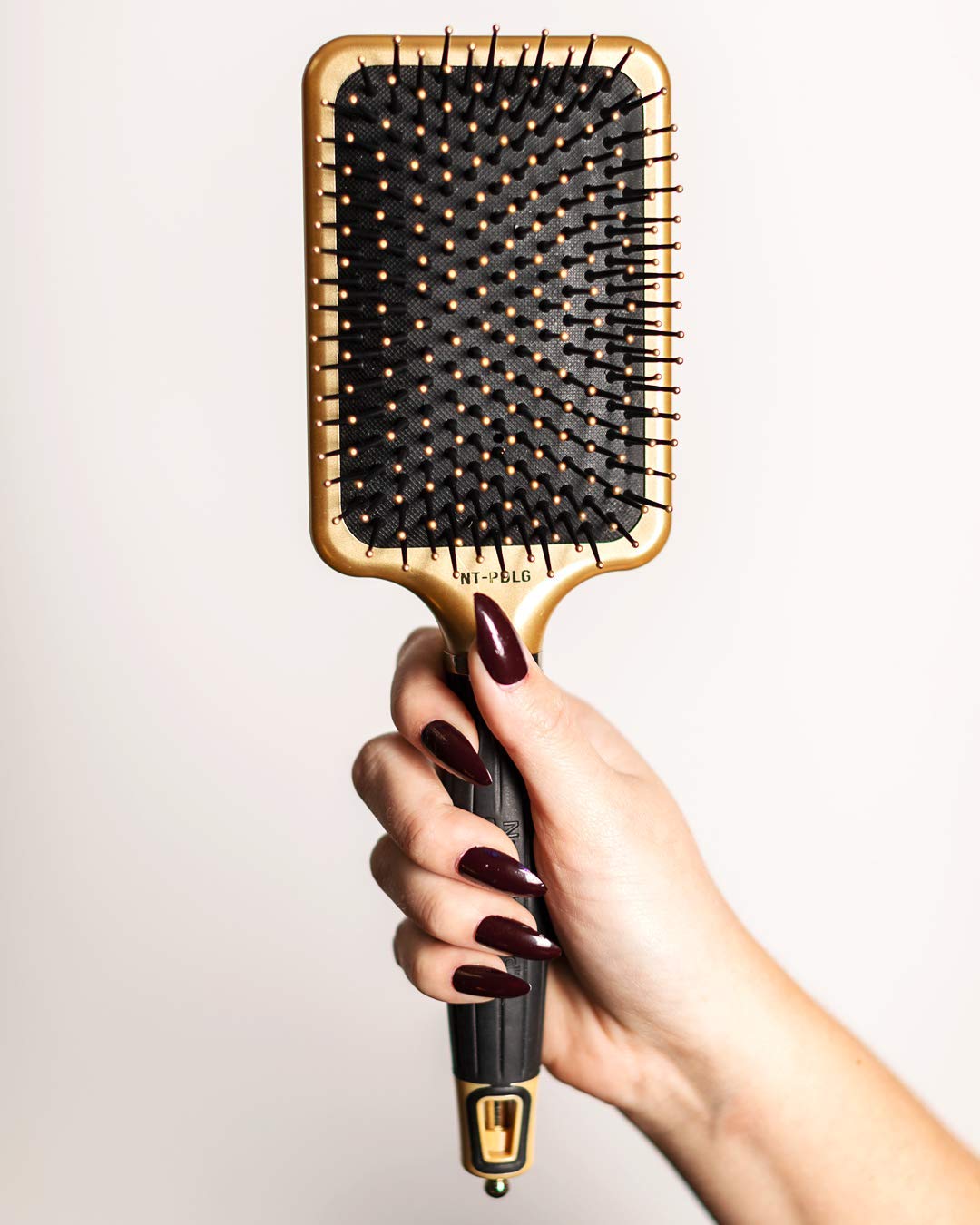 Olivia Garden NanoThermic brush anti-static bristles reduce flyaways for a polished look.