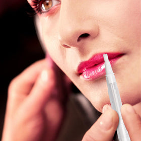 Olutacot multi-use liquid container for serums and gloss.