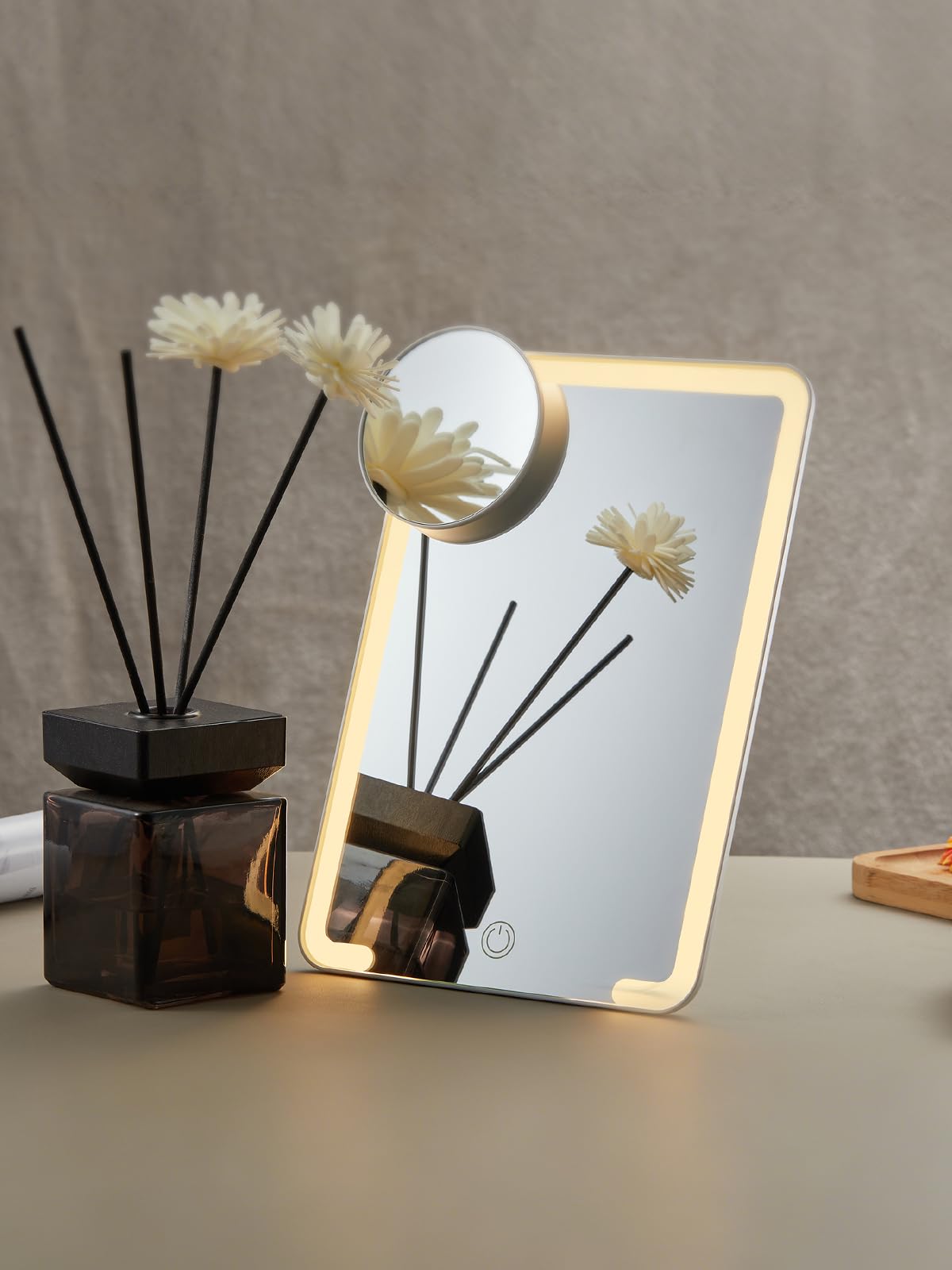 OMIRO makeup mirror features non-slip base for stable daily use.