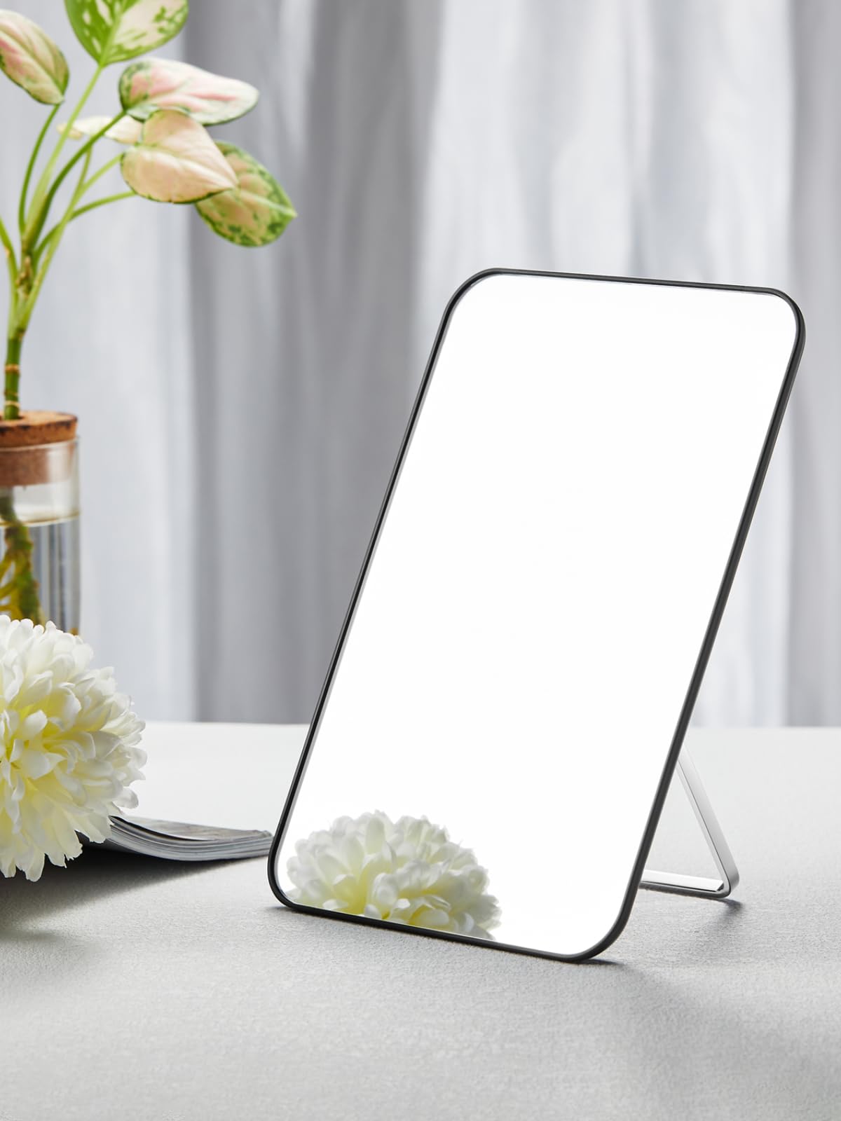 OMIRO travel-friendly 8x5 inch mirror saves space and travels easily