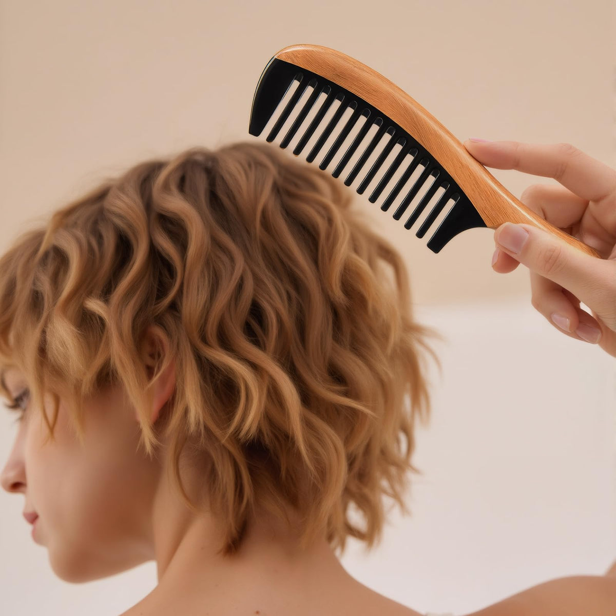 Onedor buffalo horn and sandalwood combo supports gentle grooming for various hair types.