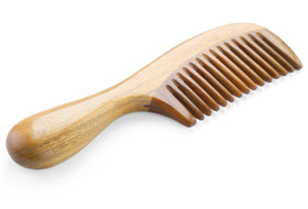 Onedor sandalwood comb close-up, smooth edges and refined detailing