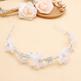 Oriamour silver flower design headpiece offers timeless elegance.