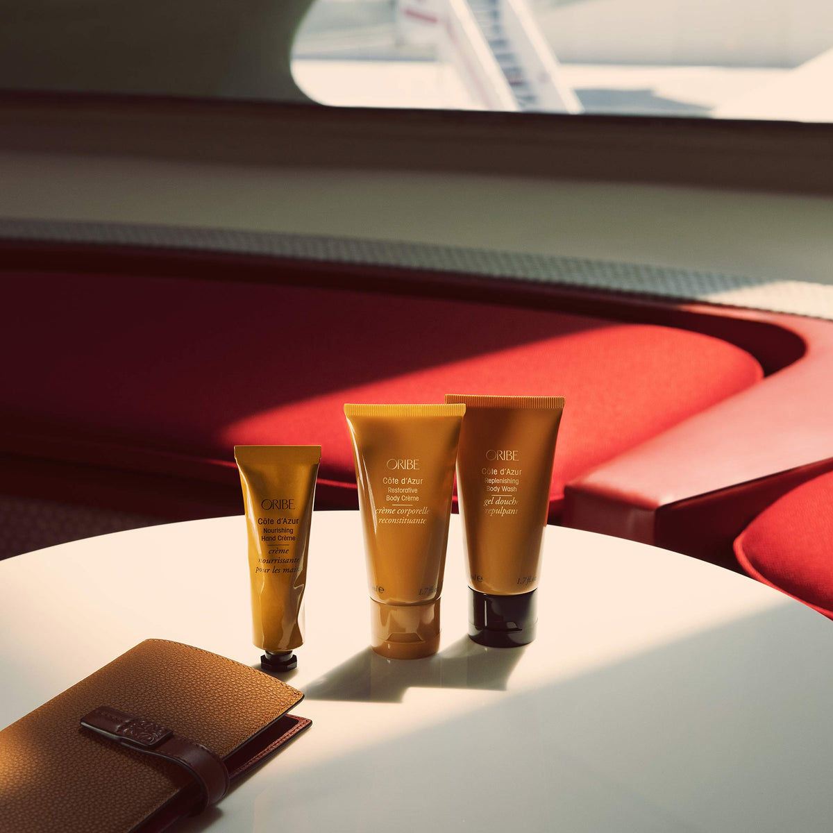 Oribe Côte d’Azur replenishing body wash foamy lather close-up for refreshing cleanse.
