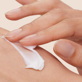 Origins Plant-derived Glycerin graphic demonstrates moisture attraction.