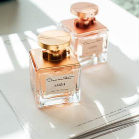 Oscar de la Renta Alibi perfume spray on skin, confident everyday use.