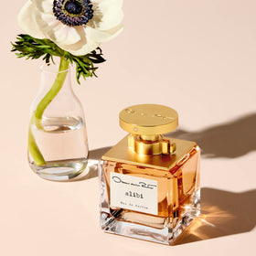 Oscar de la Renta Alibi vanilla orchid close-up, soft floral notes.
