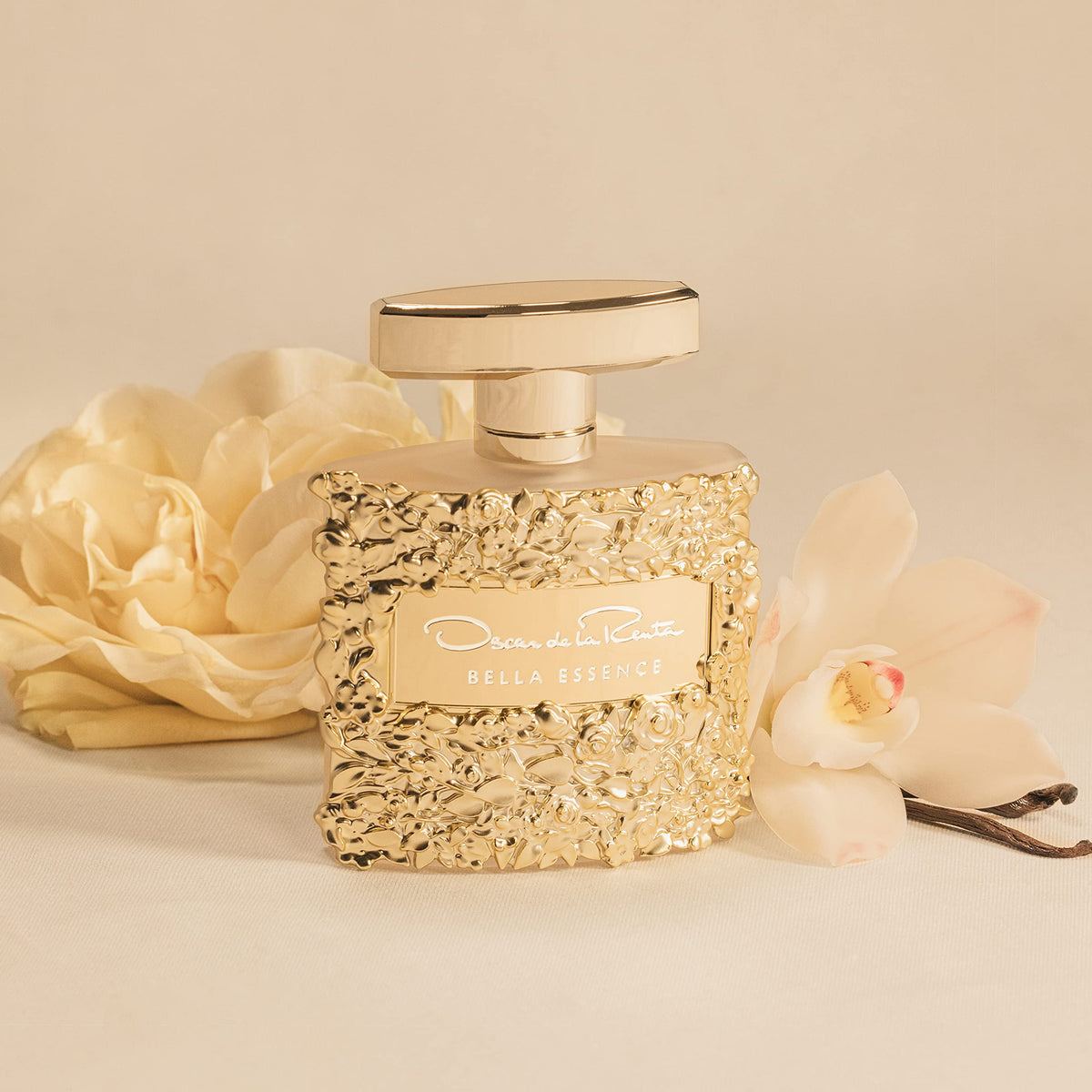 Oscar de la Renta Bella Essence cap closeup with luxe branding