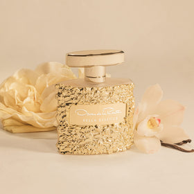 Oscar de la Renta Bella Essence cap closeup with luxe branding