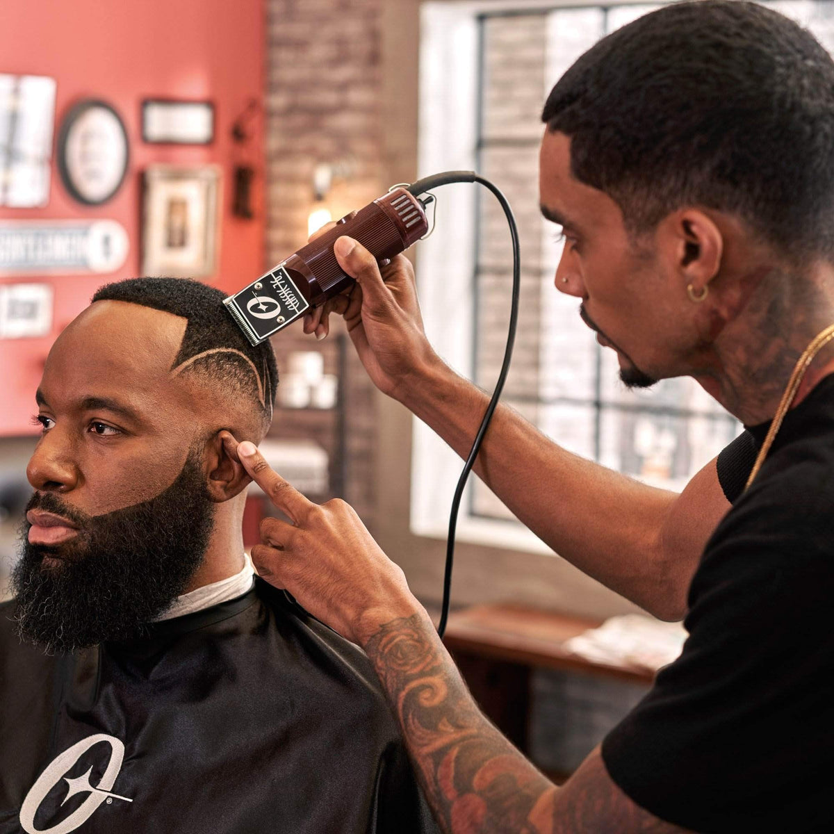 Oster Classic 76 burgundy cutting setup demonstrates precision during studio fades.