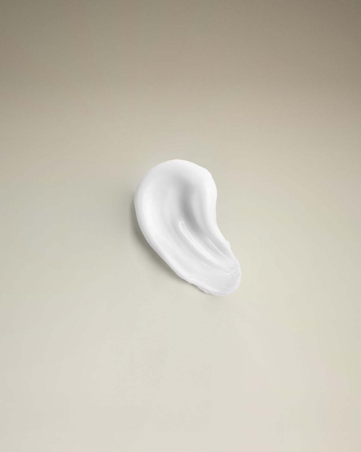 Ouidad Memory Maker bottle pour demonstrates controlled, even application for curls.