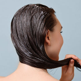 Tea tree and peppermint swirl demonstrates refreshing scalp tingle