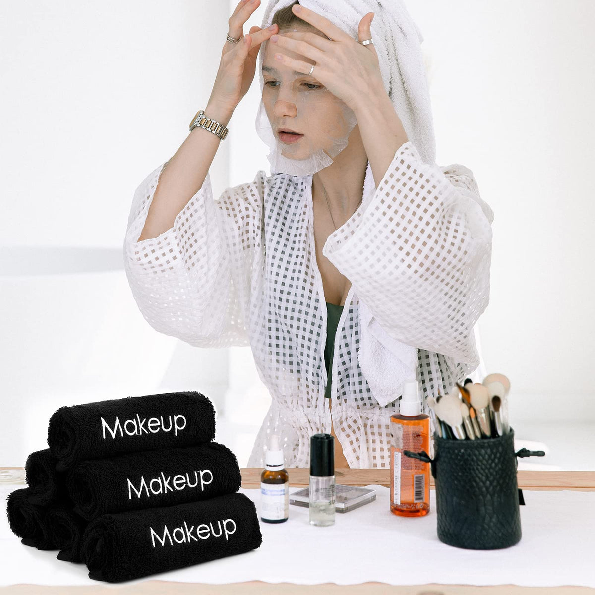 Panelee multiuse black washcloths, perfect for travel and on-the-go routines.