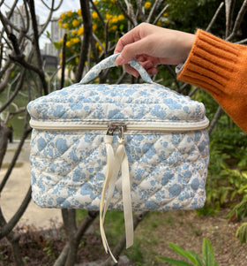 PAZIMIIK Little Flower Blue makeup bag adds subtle color and practicality.
