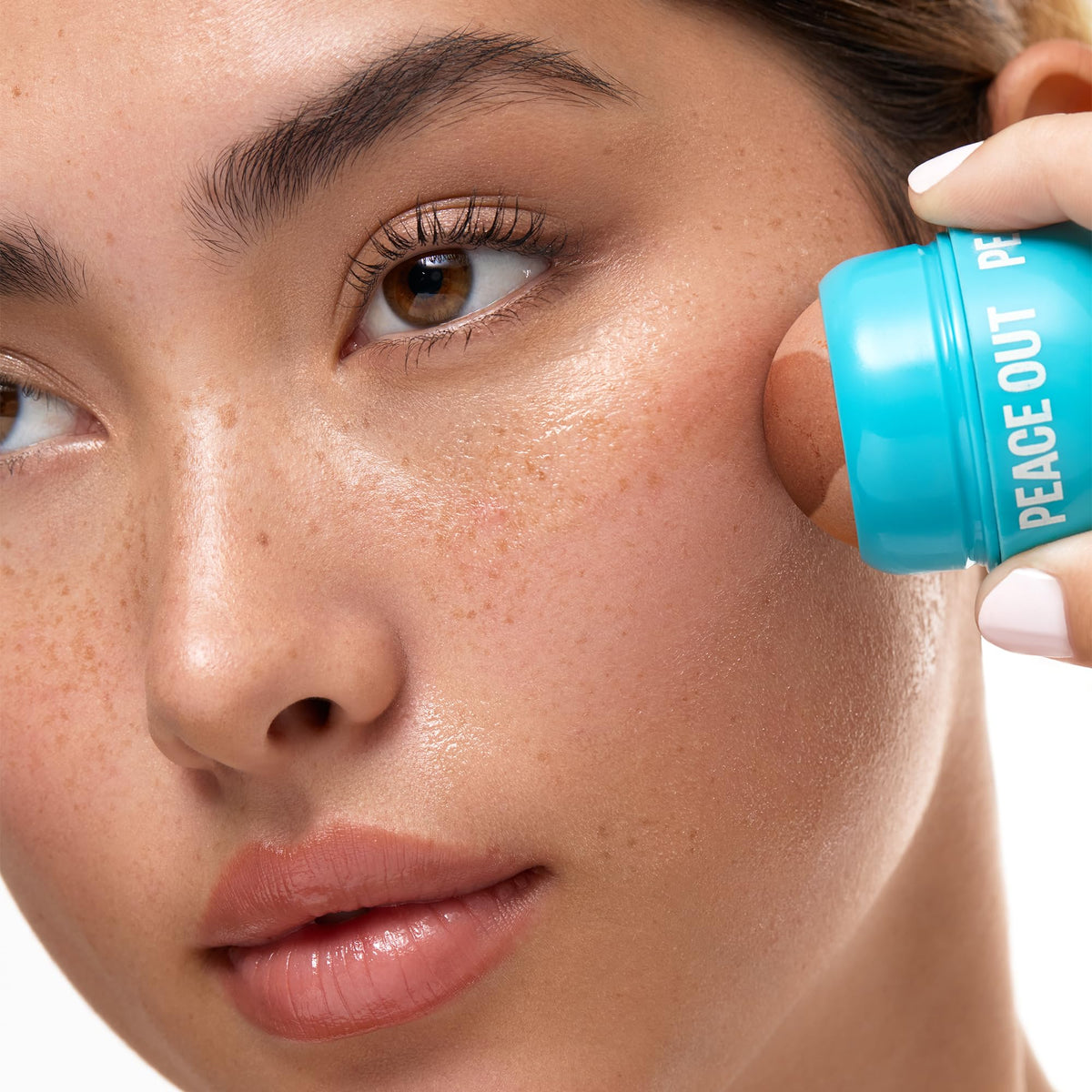 PEACE OUT Oil Control Roller provides a matte finish for shine-free skin.