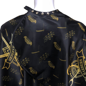 Pelocapa barber cape features anti-static fabric to reduce cling during styling.
