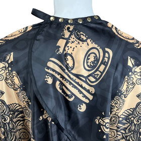 Pelocapa barber cape with copper snap closures providing secure neck fit