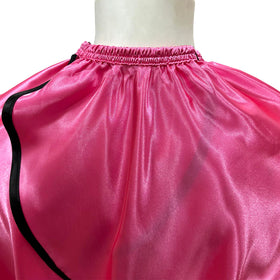 Pelocapa adjustable elastic neck cape for a comfortable fit during styling