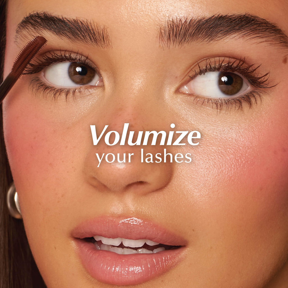 Close-up of the curved precision brush from PERSONA mascara coats lashes evenly.