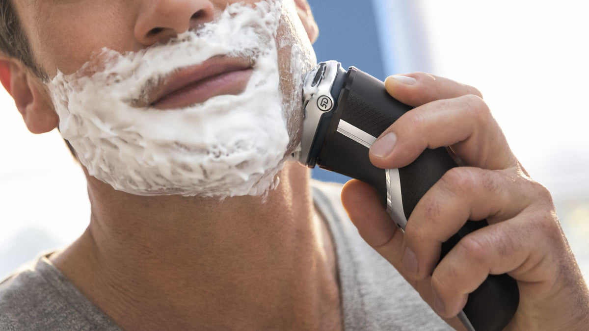 Philips shaver 3000 travel-pouch protects your shaver on the go.