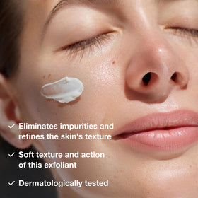 Phytomer Vegetal Exfoliant application swatch on skin demonstrating hydrating exfoliation