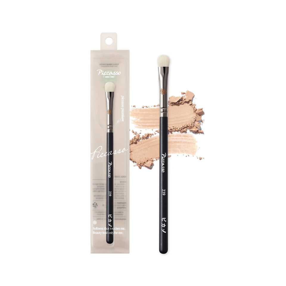 Piccasso 239 Eyeshadow Brush flat-rounded base application for even color coverage.