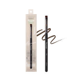 Piccasso 798 flat eyeliner brush closeup, showcasing precise tip for tightlining.